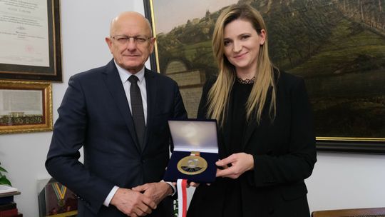 Prezydent Żuk przekazał złoty medal żużlowców 