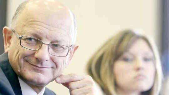 Prezydent Żuk z absolutorium. Chory radny przyjechał na głosowanie