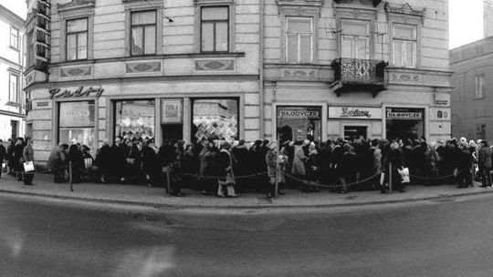 PRL, czyli w kolejce do wszystkiego. Dawny Lublin w obiektywie Jacka Mirosława