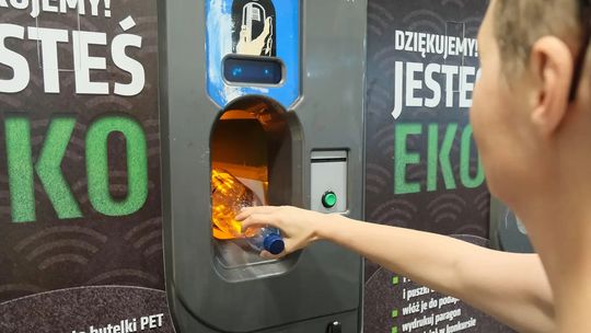 Problem z systemem kaucyjnym. W sklepach nie ma butelkomatów. Minister: To się zmieni w 2026 roku