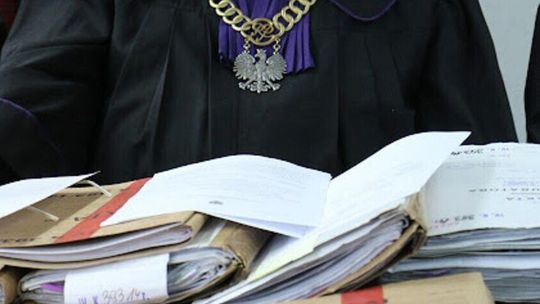 Problemy dyrektorki wiejskiej podstawówki. Zasiądzie na ławie oskarżonych