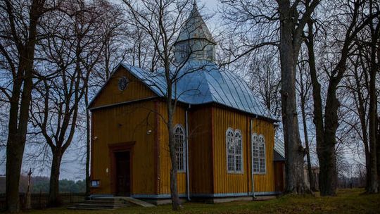 Proboszcz robi na drutach skarpety i sprzedaje. Zbiera na remont kościoła