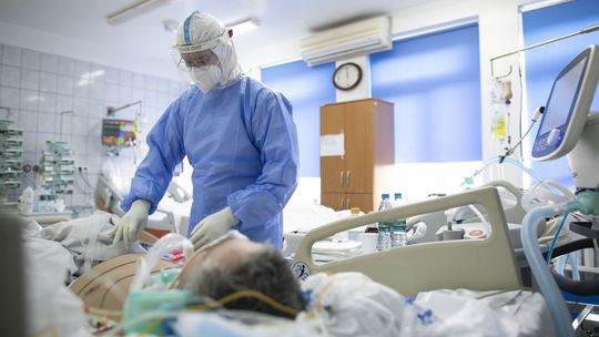 Próbowała się leczyć atomizerem tlenu. Do szpitala trafiła w stanie krytycznym, osierociła dwoje małych dzieci