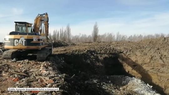 Próbowali nielegalnie zakopać śmieci. Policjanci złapali ich na gorącym uczynku