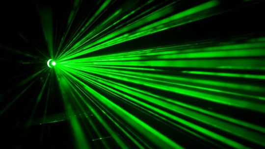 Próbowali oślepiać laserem przechodniów. "To niebezpieczne"