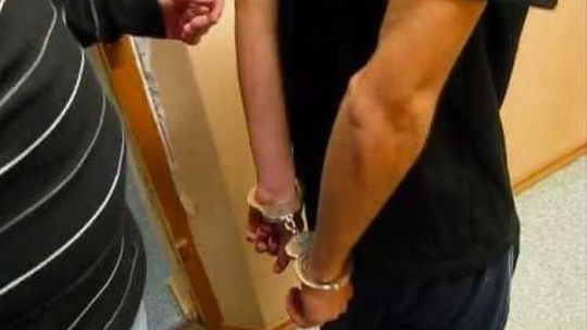 Próbowali spalić dom. Rzucili w okno koktajlem mołotowa