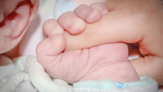 Próbowali włamać się do pustego mieszkania. Na akcję zabrali 11-miesięczne dziecko