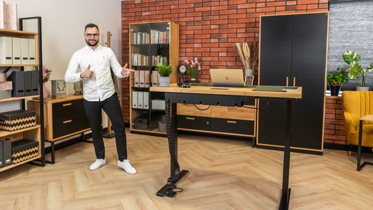 Producent mebli z Biłgoraja: Nie mógł znaleźć ładnego biurka. Zrobił własne