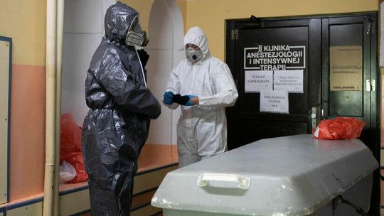 Prof. Kuna: statystyki zgonów w związku z COVID-19 w Polsce są tragiczne