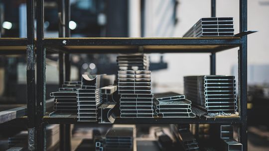 Profile aluminiowe w nowoczesnym budownictwie – gdzie i jak są stosowane?