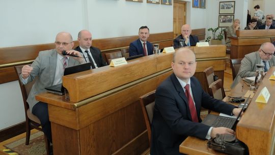 Projekt PiS przeszedł. Rada Miasta broni Jana Pawła II. Kto zagłosował przeciw?