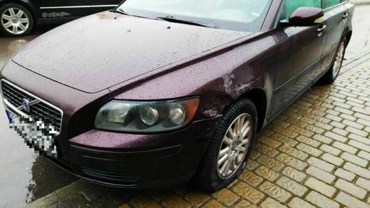 Prokurator, kolizja, porzucone volvo i promile. Minął rok, a końca sprawy nadal nie widać