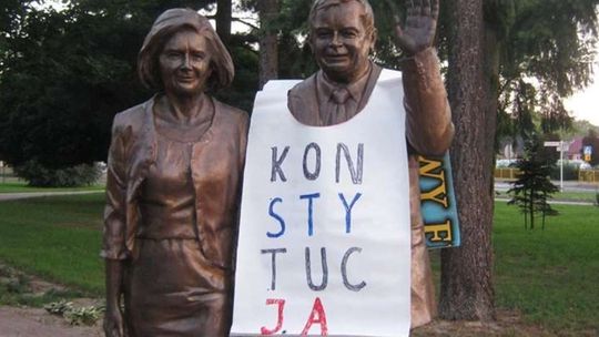 Prokurator: Napis "konstytucja" nie stanowi treści obraźliwej, uwłaczającej czy wyrażającej pogardę