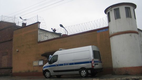 Prokurator zwalnia z aresztu strażników podejrzanych o gwałt