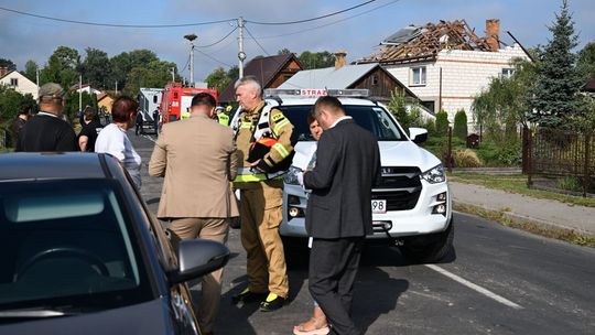 Prokuratorzy badają, jaki obiekt spadł na dom w Wyrykach
