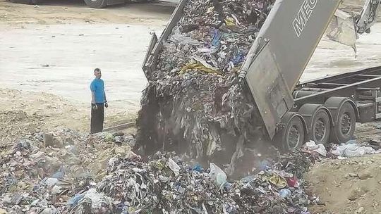Prokuratorzy w kopalni, która okazała się nielegalnym wysypiskiem śmieci