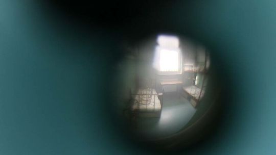 Prokuratura: 72-latek molestował w autobusie dziecko. Nikt nie reagował