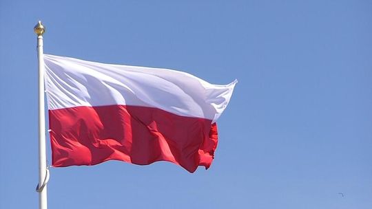 Prokuratura: Biało-czerwone buty nie znieważają symbolu państwowego