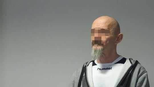 Prokuratura: Kazał się matce rozebrać i ją zgwałcił. Krzysztof Z. na ławie oskarżonych