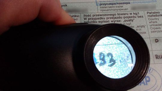 Promienie UV pomogły w wykryciu nieprawidłowości. Kierowca próbował oszukać WITD [zdjęcia]