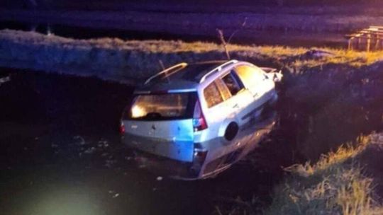 Promile we krwi, a samochód w stawie. Tak się skończyła ucieczka 19-latka