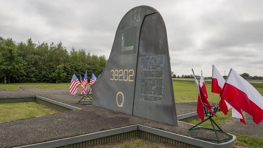 Prorosyjskie napisy na pomniku amerykańskich lotników