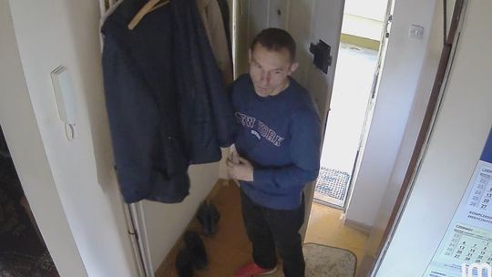 Prosił seniorów o pieniądze, a potem i tak ich okradał. Policja szuka tego złodzieja