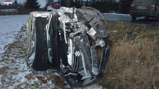 Prosty odcinek, kierująca traci panowanie nad oplem. Oto efekty