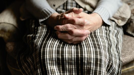 „Proszę napełnić pojemniki wodą”. 88-latka wpuściła nieznajomą do mieszkania i straciła 8 tys. zł