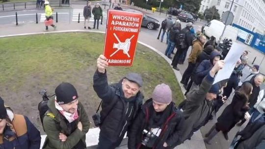 Protest dziennikarzy pod Sejmem przeciwko ograniczeniom dla mediów