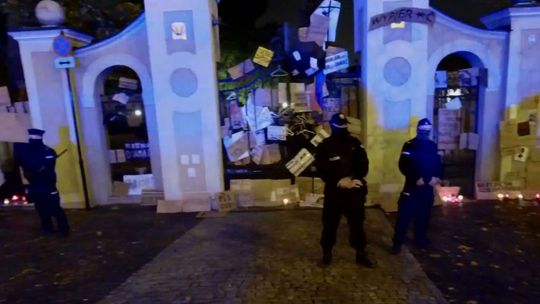 Protest kobiet w Lublinie. Policjanci otoczyli kordonem wejście do kurii biskupiej