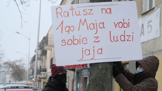 Protest na ul. 1 Maja. Mocne hasła na plakatach