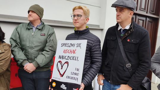 Protest nauczycieli przeciwko polityce Czarnka. Pani Mirosława przypomina ministrowi rok 1982