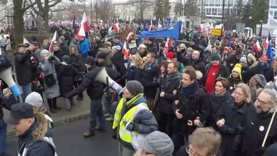 Protest opozycji przed TK. "Będziemy się zbierać przed biurami PiS, bo stamtąd pochodzi zło"