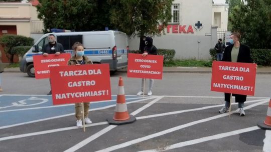 Protest pracowników branży gastronomicznej przed Lubelskim Urzędem Wojewódzkim