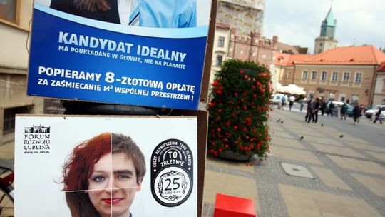 Protest przeciwko tanim plakatom na słupach