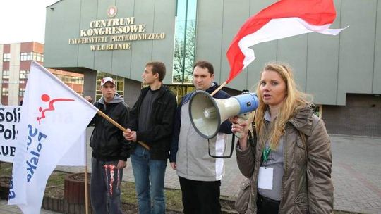 Protest przed koncertem Chóru Aleksandra Pustovalova w Lublinie (wideo)