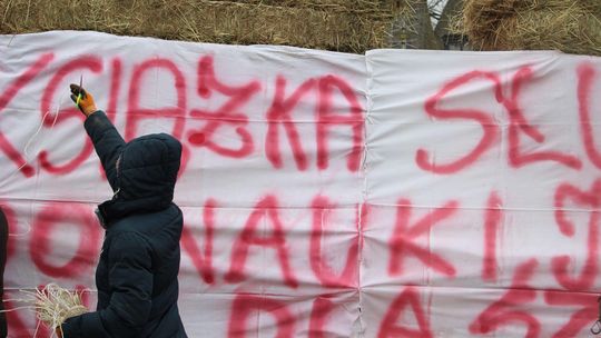 Protest przed stadniną w Janowie Podlaskim trwa. Grożą masowym odejściem z pracy