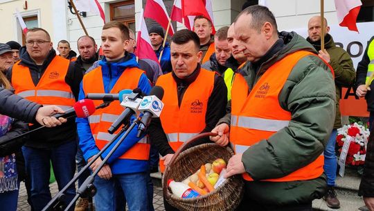 Protest rolników. Nie dostali zgody prezydenta, ale przyjechali do niego traktorami 