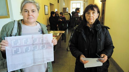 Protest w lubelskim Ratuszu. Mieszkańcy dzielnicy zarzucają bezprawną decyzję ws. budowy bloków