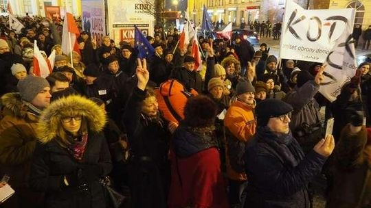Protest w Lublinie: Kłótnia przed Ratuszem, zagłuszanie. Będzie doniesienie na "Solidarność"