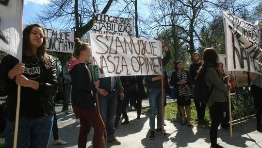 Protest w obronie szkoły, bo nie chcą likwidacji. Radni nie posłuchali