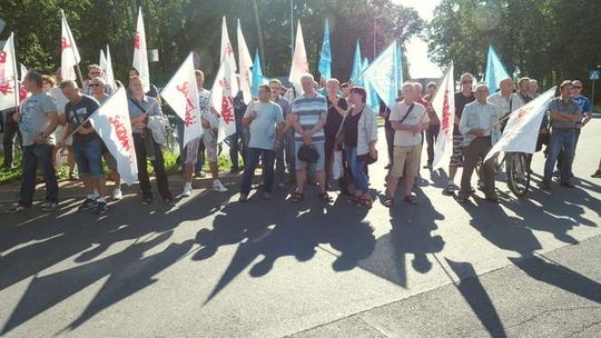 Protest w PZL-Świdnik: Kilkaset osób przed bramą zakładu. "Sytuacja jest tragiczna"