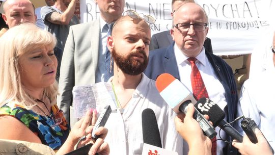 Protestował na sesji Rady Miasta, został ukarany. Zrzutka na mandat dla bębniarza