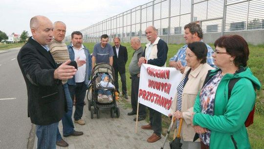 Protestowali na serwisówce przy S17. "Przystanki zbyt daleko od domów"
