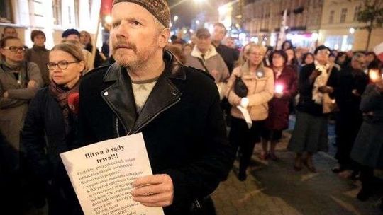 Protestowali w obronie sądów i sędziów. Przyszło ponad 100 osób [zdjęcia]