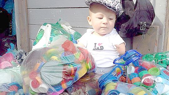 Protezy za nakrętki. Dla małego Mikołajka