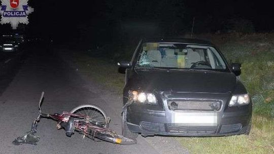 Prowadził rower na jezdni. Wjechał w niego samochód. 64-latek nie żyje