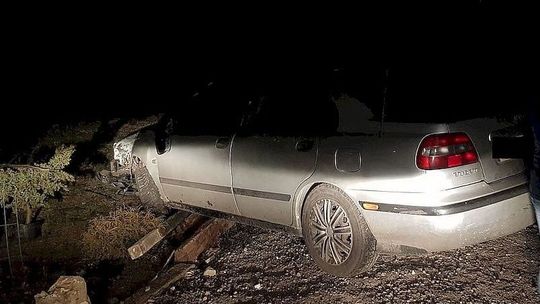 Prowadził samochód po pijanemu i wjechał w ogrodzenie. Obraził też policjantów