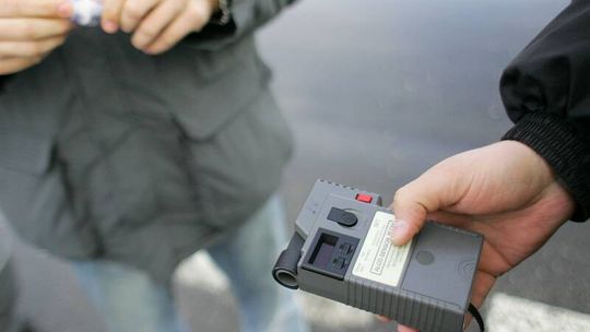 Prowadził ten, który czuł sie mniej pijany. Wylądowali w rowie